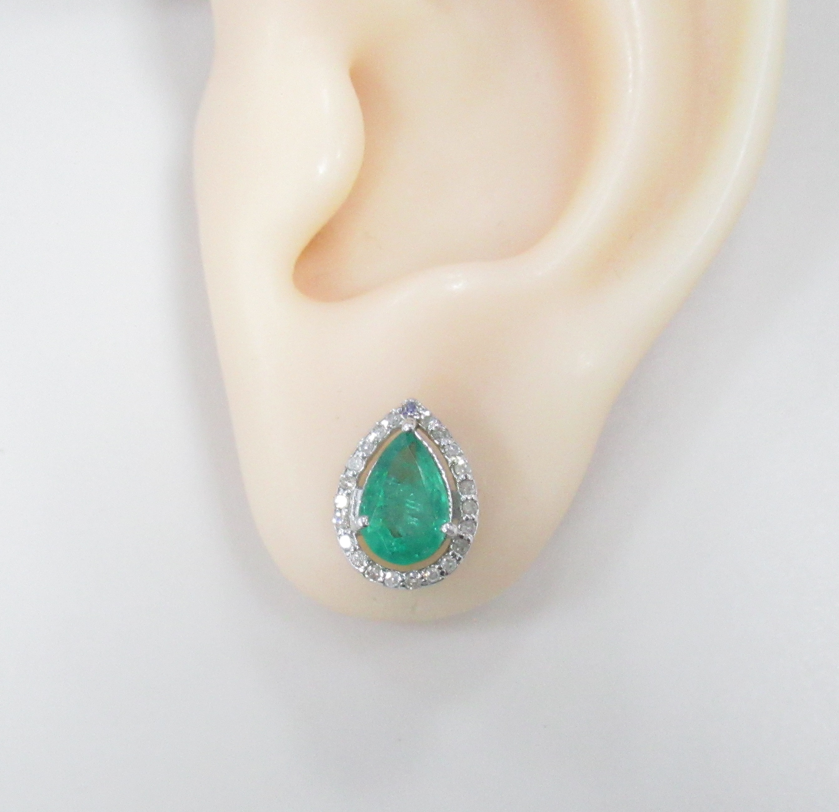 Серебряные серьги 925 пробы; вставки 2 Изумруд (F) 1,97ct 3/Г3; 46 Бр.Кр-17 0,29ct 2/4;